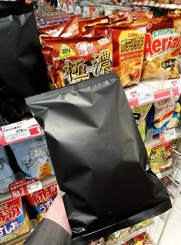 11. Мешок с чипсами, абсолютно черный пакет. Можно приобрести в Японии. Там вообще много чего невиданного