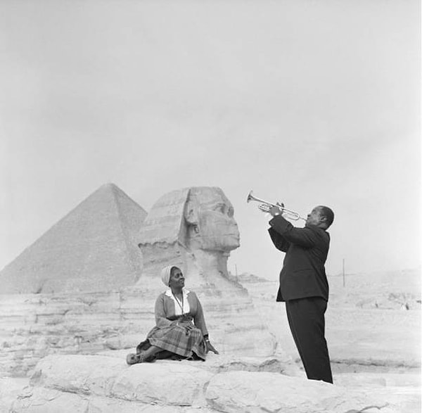 2. Луи Армстронг играет для своей жены в пирамидах Гизы
