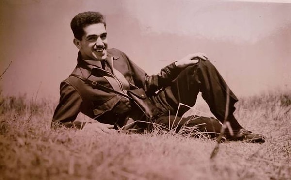 12. Летный инструктор ВВС Канады, наслаждающийся редкими моментами на земле