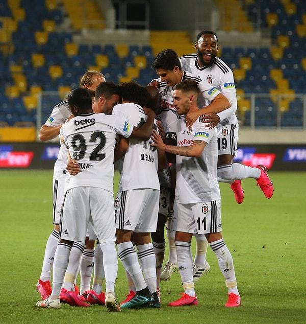 Topun başına geçen Atiba'nın vuruşu ağlarla buluştu ve Beşiktaş deplasmanda 1-0 öne geçti.