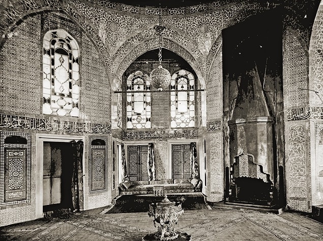 Bugün mangal dediğimizde akla gelen ilk şey hepimizde aynı galiba öyle değil mi? Halbuki Osmanlı'nın ilk yıllarından itibaren mangal, çok önemli ve pratik bir ısınma aracı.
