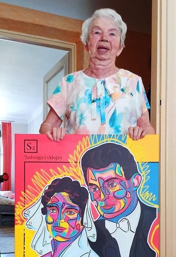 7. "83 yaşındaki babaannem, 1961 yılındaki düğünlerinde çekilen bir fotoğrafa bakarak çizdiğim portreyi tutuyor."