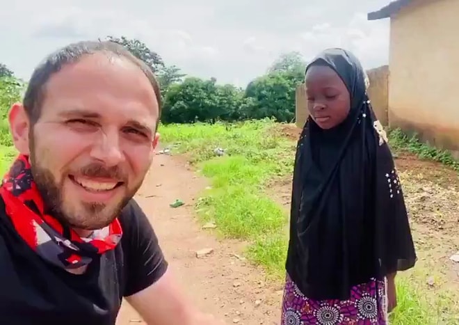 Bir Çocuğun Gülüşü Tüm Dünyaya Bedel: Nijerya'da Bir Çocuğu Verdiği Hediye ile Mutlu Eden Adam