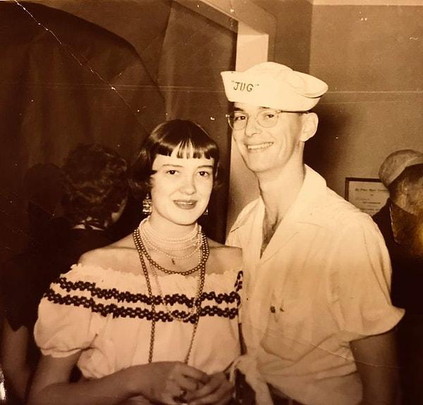 14. "Annem 50'lerin başlarında havalı bluzu ve incileriyle bir Amerikan askeriyle date'te!"