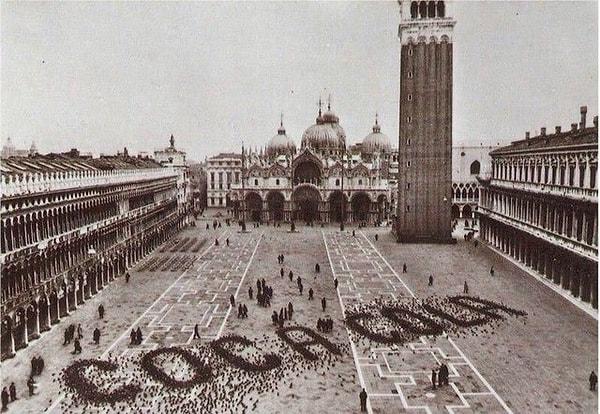 22. "San Marco Meydanı'nda yerlere güvercinler için yem atılarak çekilmiş bir Coca Cola reklamı."