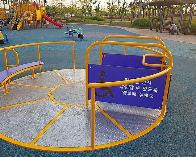 15. Parktaki oyuncaklarda fiziksel engelli çocuklar için de alanlar kurulmuş.