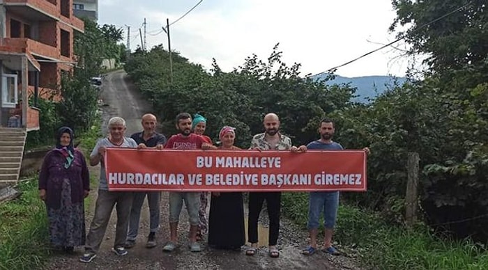 Sözünde Durmayan Başkana Pankartlı Tepki: 'Bu Mahalleye Hurdacılar ve Belediye Başkanı Giremez'