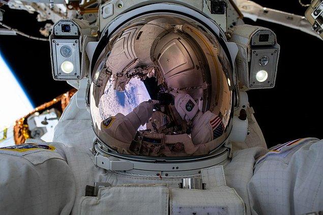 12. Astronot Chris Cassidy'nin dördüncü uzay yürüyüşünde çektiği "efsane selfie."