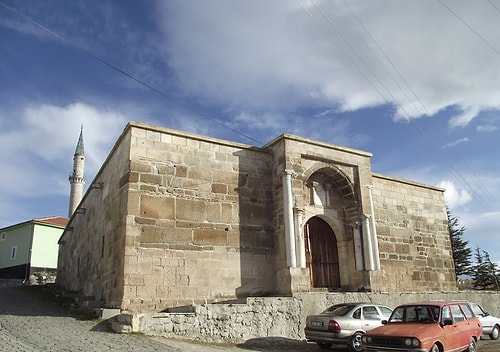 Muhtardan 700 Yıllık Kervansaraya 'Korsan' Restorasyon: Merdivenler Mermerle Kaplandı, Duvar Çimentoyla Sıvandı