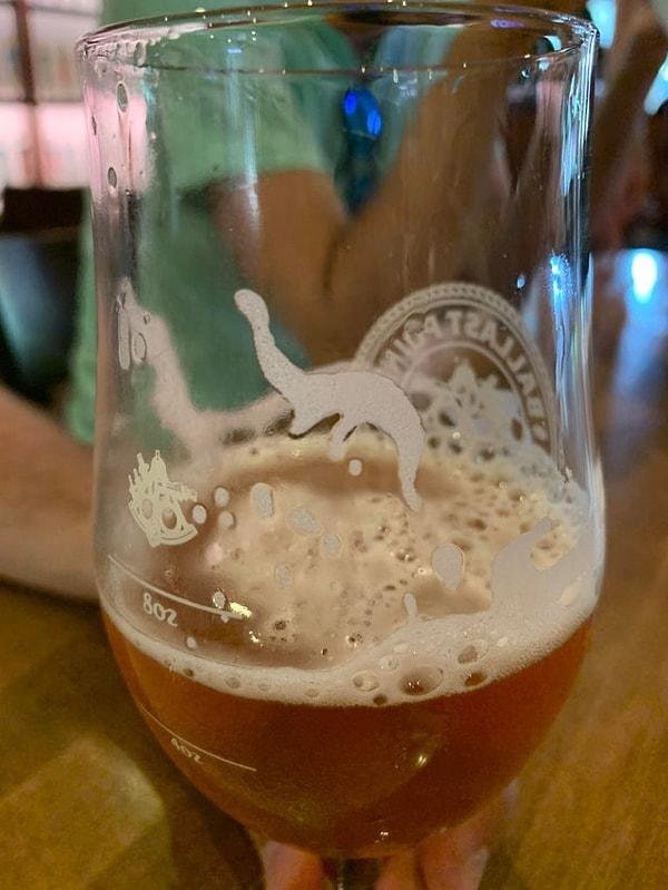 16. Dinozor şeklinde oluşan bira köpüğü: