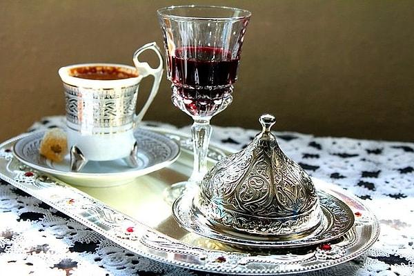 10. Türk kahvesinin yanında likör ve badem ikram etmek ve uzun sohbetlere başlamak
