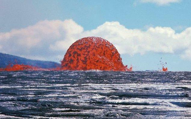11. Hawaii'de 1969'da çekilen bu fotoğrafta normalin aksine bir yanardağ harika bir küre şeklinde patlayarak yüzeye çıkıyor.