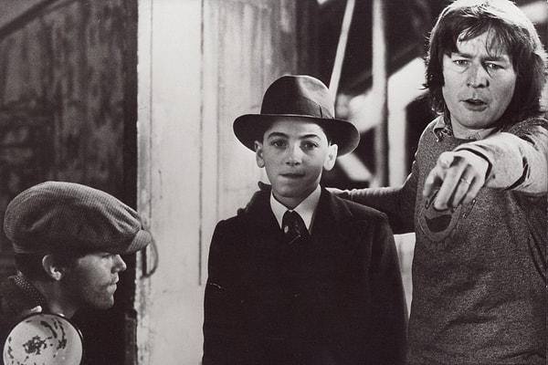 Sinemada ilk yönetmenlik çalışması sadece çocuk oyuncularla çektiği bir gangster müzikali olan “Bugsy Malone”du.