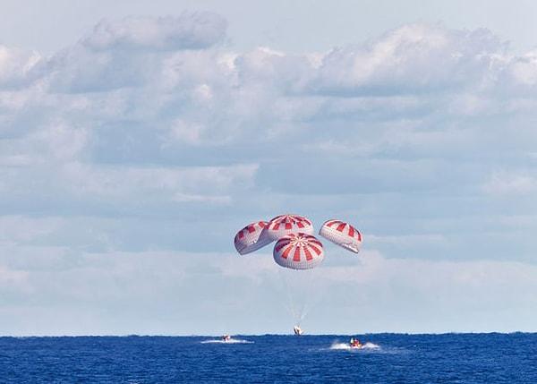 Nasa ve SpaceX, geçen yıl insansız araçlarla okyanusa iniş provaları yapmıştı.