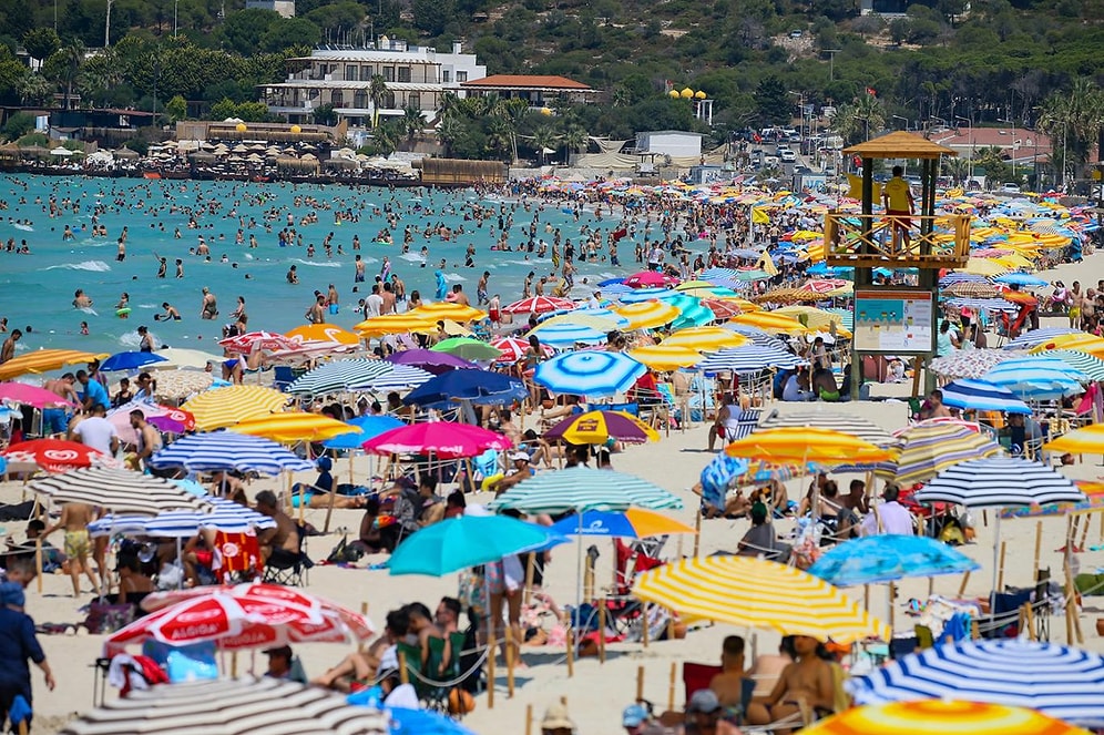 Sosyal Mesafeye Bayram Arası: Adalar ve Sahiller Tatilci Akınına Uğradı