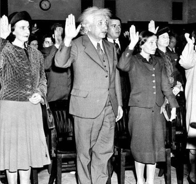 4. Yıl 1940. Albert Einstein, sekreteri Helen (solda) ve kızı Margaret (sağda) Nazilerin hüküm sürdüğü Almanya'ya dönmemek için Amerikan vatandaşı oldular.