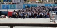 Koronavirüs Tedbirlerini Hiçe Sayan Yüzlerce İnsanın Vapura Binmek İçin Yaptığı Maraton Koşuşu