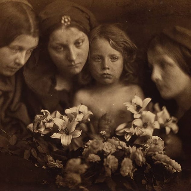 Henüz 1863 yılında 48 yaşında olan Cameron, soylu bir aileden geliyordu. Oğlu ve kızının hediye olarak aldığı fotoğraf makinesi ile kendi çapında denemeler yapan bu kadın, sonrasında muazzam eserlere imza atacaktı.
