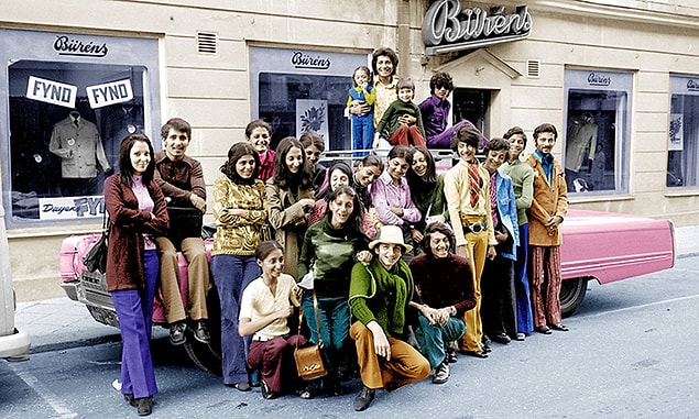 8. Ailesiyle İsveç'te olan soldaki kahverengi gömlekli kişi Usame Bin Ladin.