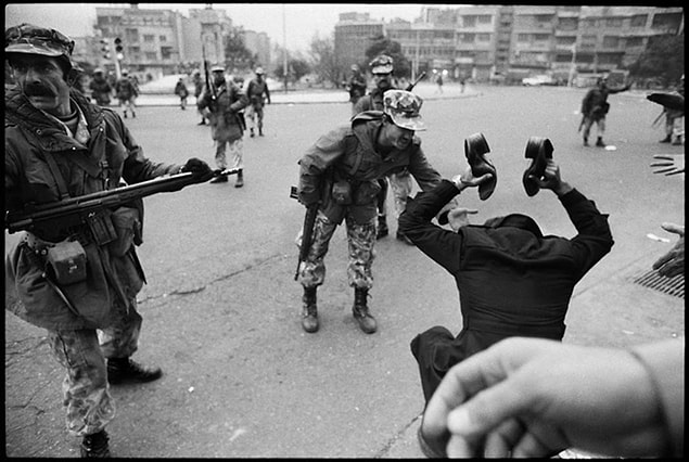 11. Ölen arkadaşının ayakkabılarını tutan adamı, onu öldürenin kendi birliği olmadığına inandırmaya çalışan asker.