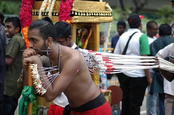 Güney Hindistanlıların gerçekleştirdiği bu ritüelde, erkekler vücutlarına büyük piercingler taktırıyor.