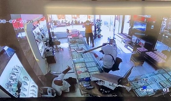 Kuyumcuyu Soymaya Çalışan Pompalı Silahlı Adamı Etkisiz Hale Getiren Karı-Koca