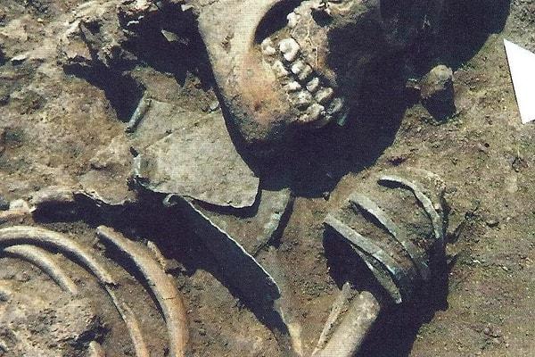 Ekip daha sonra süs eşyalarıyla gömülen bu kişilerin kemiklerinde belirgin oranda karbon izotopu bulunduğunu kaydetti. İzotopların sığırlarda da gözlemlenmesi, bu insanların yerli sığırları yediği anlamına geliyordu.