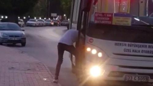 Otobüsü Durdurup Ayakkabısının Bağcıklarını Bağlayıp Yürümeye Devam Eden Genç