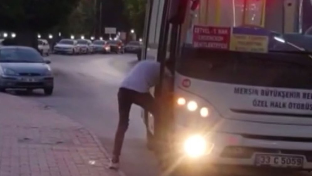 Otobüsü Durdurup Ayakkabısının Bağcıklarını Bağlayıp Yürümeye Devam Eden Genç