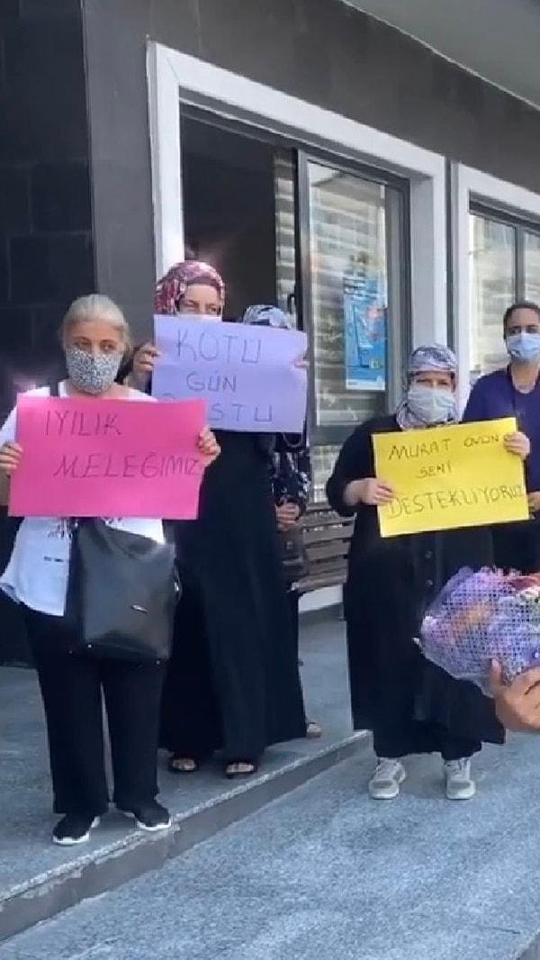 Kadınların tuttuğu pankartlarda da "Murat Övüç seni destekliyoruz" gibi ifadeler yer alıyordu.