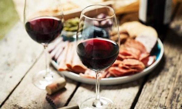 Şarap seçimi öncesinde öncelikle ne yiyeceğinize karar vermeniz gerekiyor. Şarap, uyumlu olduğu yemek ile ağzınızda mükemmel bir lezzet bırakacaktır.