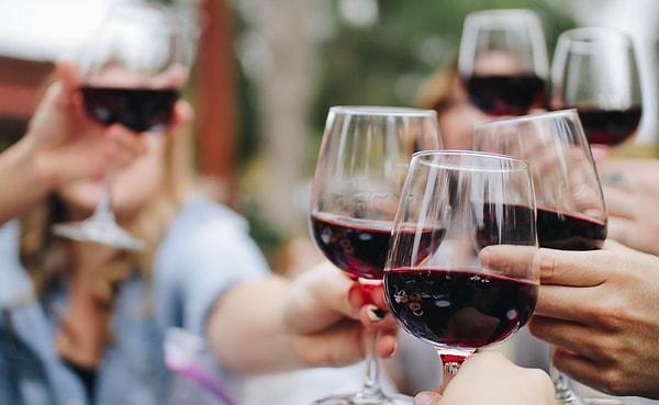 Şarap kültürünüz henüz çok kuvvetli değilse kırmızı şarapta Merlot, Pinotage, Pinot Noir gibi üzümler tercih edebilir.