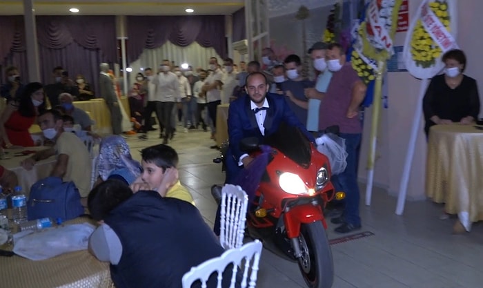 Düğün Salonuna Motosiklet ile Giriş Yapan Damat