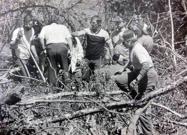 Washington'da şerif yardımcıları ve izciler, 'Yeşil Nehir Katili' olarak da bilinen Gary Ridgway'in kurbanları için ormanlık alanı tararken.