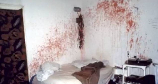 Richard Ramirez'in işlediği bir cinayetin ardından geride kalan tek şey olan kanlı bir duvar.