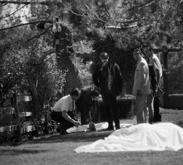 Sharon Tate ve yakınlarının ceset torbaları, evin dışındaki kaldırımı kaplarken.