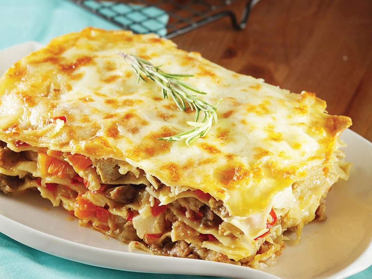 Лазанья домашняя. Мясная лазанья. Лазанья из картофеля. Фарш в листах лазаньи. Рецепт лазаньи слоеного теста.