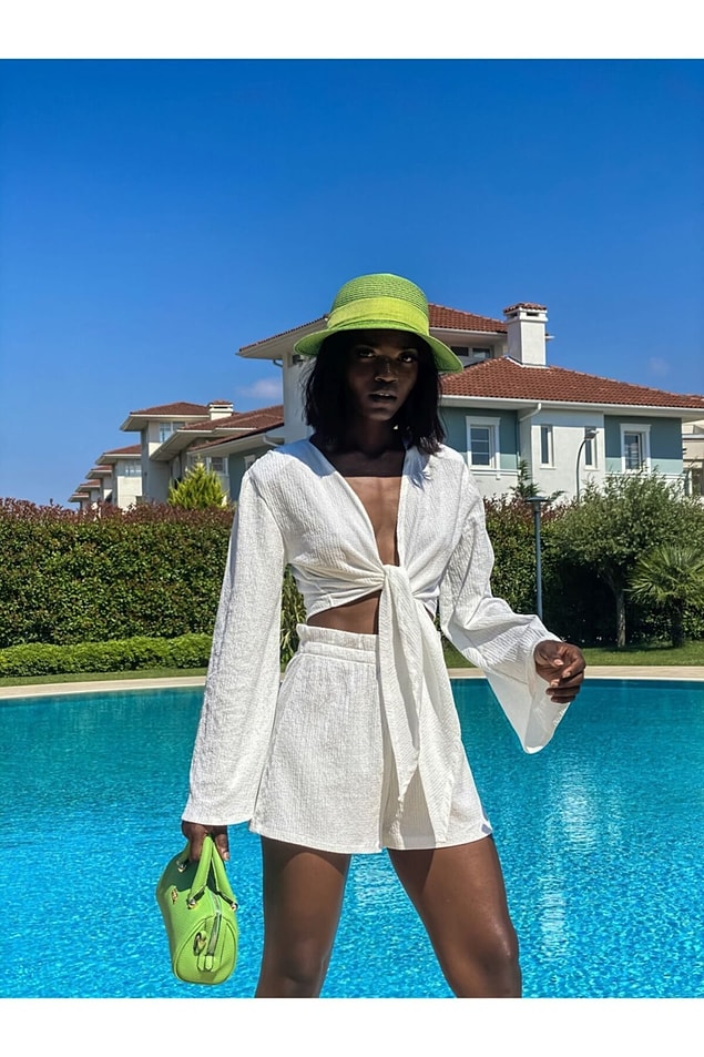 Üstündeki beyaz takımın aynısı değil ama benzerini bulduk. Ayrıca favori elbiselerini, crop top'ları ve en sevdiği gecelikleri de listeledik.