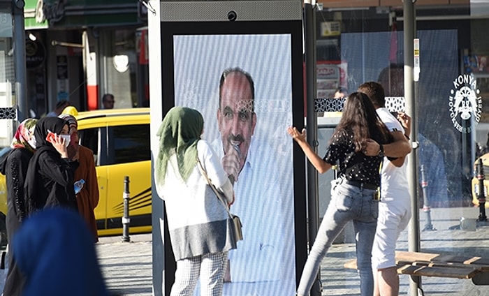 Konya Büyükşehir Belediye Başkanı, Otobüs Durağına Canlı Yayın ile Bağlanıp Vatandaşları Maske Konusunda Görüntülü Uyardı