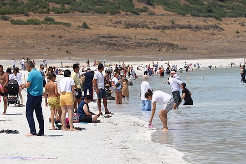 Vatandaşlar, 'Çamuru Cilde İyi Geliyor' Diyerek Salda Gölü Sahilinde Çukurlar Açmaya Başladı!