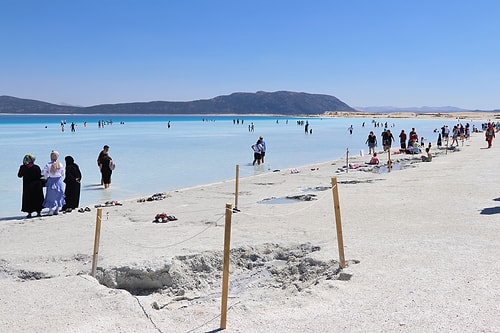 Vatandaşlar, 'Çamuru Cilde İyi Geliyor' Diyerek Salda Gölü Sahilinde Çukurlar Açmaya Başladı!