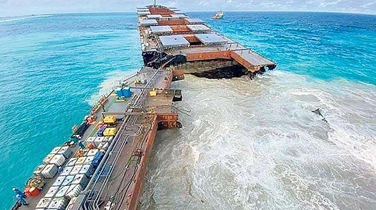 В Индийском океане раскололся японский танкер, перевозивший 4000 тонн нефти