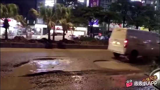 Çukurlarla Dolu Yolda Zor Anlar Yaşayan Araçları İzlerken İçinizi Acıtacak Görüntüleri