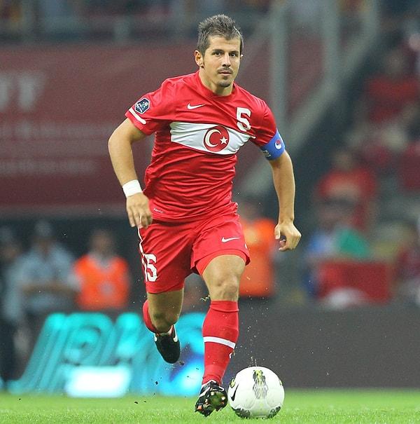 Emre Belözoğlu, A Milli Futbol Takımı'nda 100 ve üzerinde maçta forma giyen isimler arasına da adını yazdırdı.