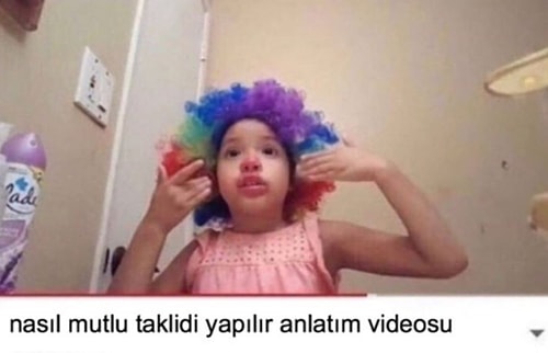 YouTube Türkiye'nin Büyük Bir Karadelik Olduğunu Kanıtlayıp Gariplikte Birbirleriyle Yarışan 17 Video Başlığı