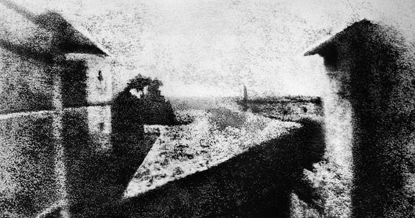 İlk olarak 19 Ağustos 1839’da dünya tarihine kazandırılan ilk fotoğraf karesi yaklaşık 8 saatlik bir çabanın ardından ortaya çıkmıştı.