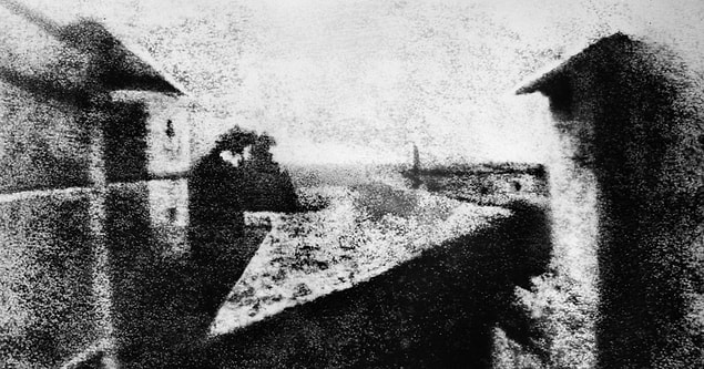 İlk olarak 19 Ağustos 1839’da dünya tarihine kazandırılan ilk fotoğraf karesi yaklaşık 8 saatlik bir çabanın ardından ortaya çıkmıştı.