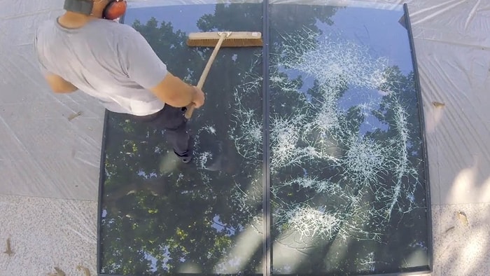 Художник создает потрясающие портреты, создавая трещины на стекле молотком(видео)