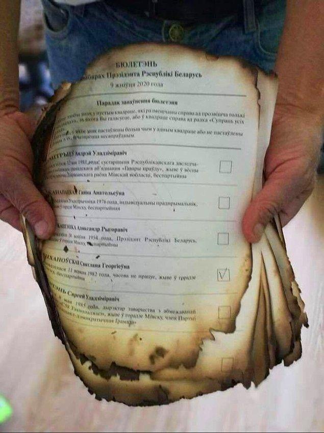 5. 9 Ağustos seçiminin ardından Belarus'ta çalınmış ve sobada yakılmaya çalışılmış oy pusulaları.