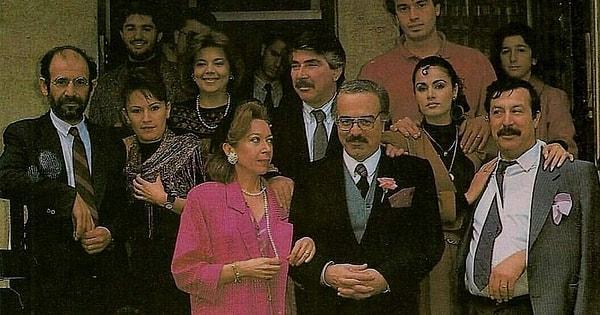 1989-2002 yılları arasında tam 15 sezon kesintisiz yayınlanan dizi Türk televizyonlarının en uzun süren dizileri arasında yer alırken, aile ve komedi türündeki yapımın yeri hepimiz için bambaşkaydı.